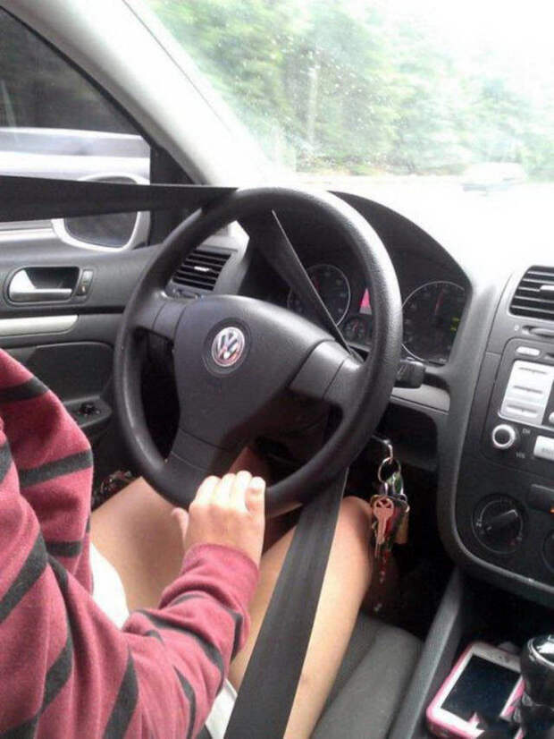 Непростые взаимоотношения девушек с автомобилями авто, девушки, прикол, юмор