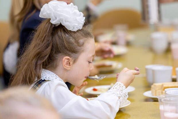 "КП": в Якутске на работу в школьную столовую приняли робота