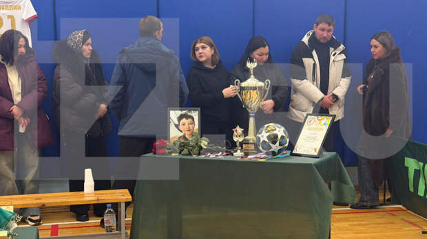 «Уходили и плакали»: в ХМАО прошло прощание с погибшим под завалом снега мальчиком