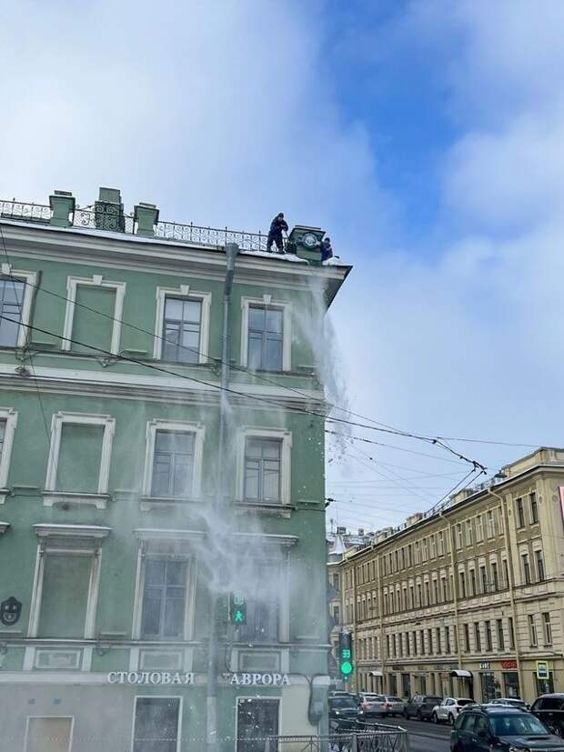 В Петроградском районе кровельщики очистили более 100 крыш жилых домов