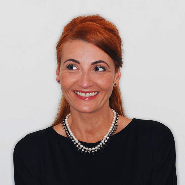 4 Modern Ways to Style a Classic Pearl Necklace | 2. With a spiked crystal choker