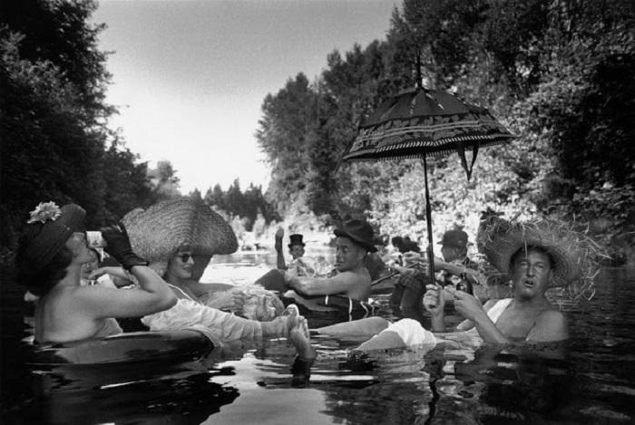 Фотокадр вызывает недоумение: то ли вода вышла из берегов и затопила пляж, то ли люди так отдыхали в 1953 году?