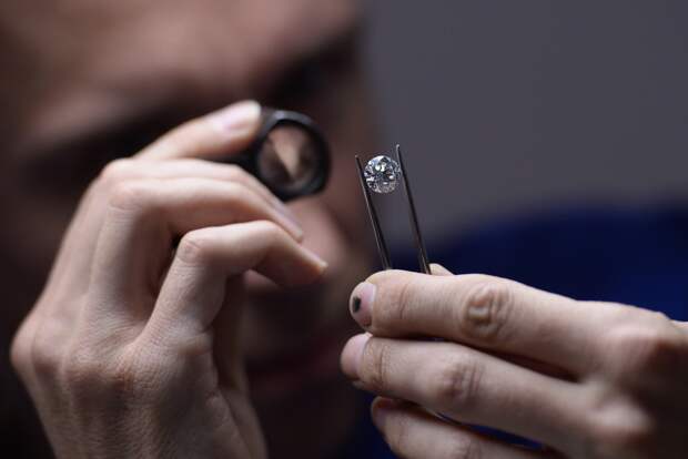 Минфин собрался перевести россиян на отечественные бриллианты