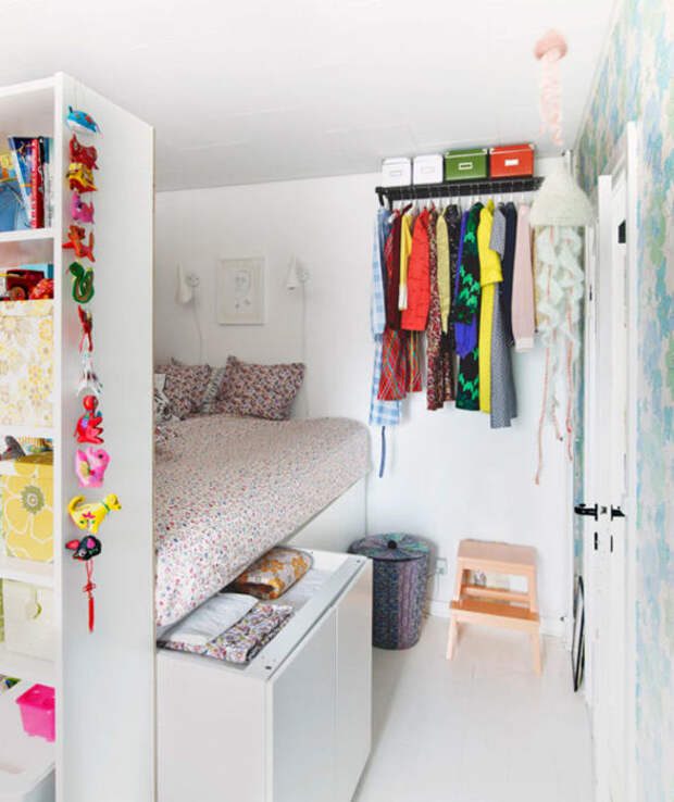 Встроенные шкафы – пример по-настоящему полезный для детской комнаты. 