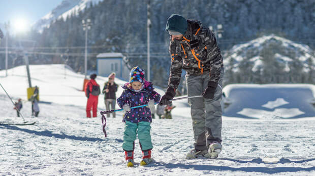 Как научить ребёнка кататься на горных лыжах: с чего начать, выбор снаряжения, безопасность