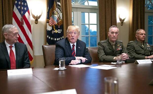 На фото: президент США Дональд Дж. Трамп (в центре) после брифинга с военными лидерами в кабинете министров Белого дома в Вашингтоне, округ Колумбия