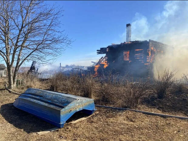 На острове в Поморье из-за пала травы сгорело два дома