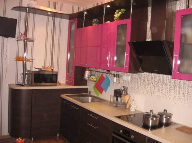 Дизайн угловой контрастной кухни 9 кв.м (10 фото)