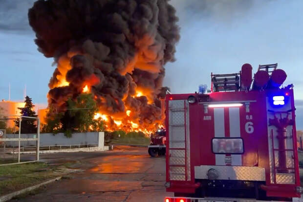 Сотрудники МЧС ликвидировали пожар после обстрела ВСУ нефтебазы в Луганске