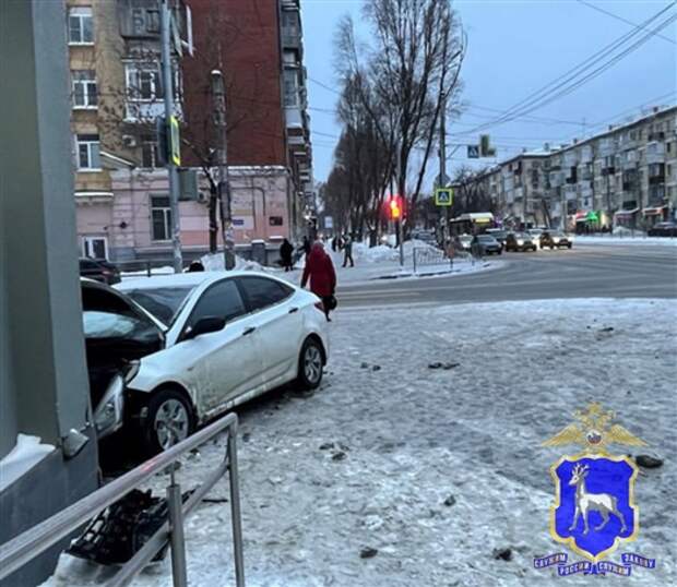 Иномарка протаранила стену дома на улице Победы в Самаре