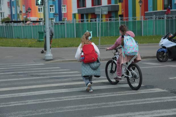 Переход нельзя пересекать, сидя на велосипеде / Фото: Андрей Дмытрив