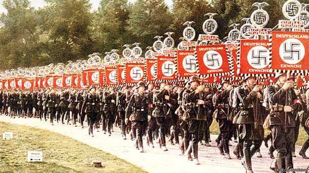 Нацистские войска со свастикой
