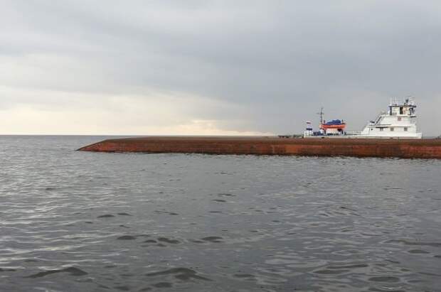 Волго-Каспийский канал заблокировал севший на мель сухогруз