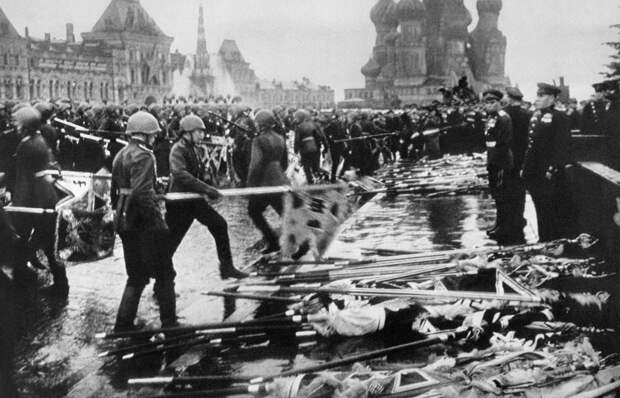 Участники Парада Победы бросают к подножию Мавзолея Ленина боевые знамена разгромленной фашистской армии