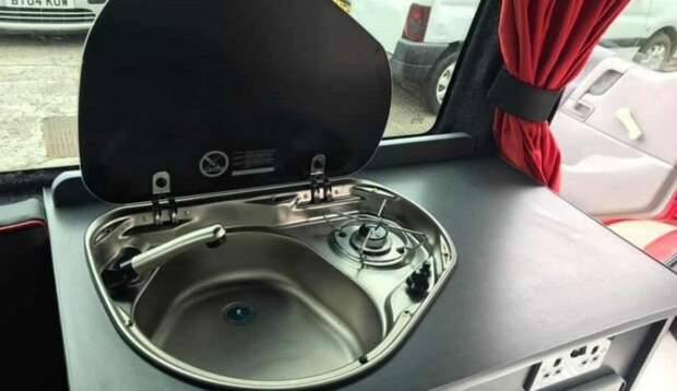 Из Volkswagen Transporter сделали уникальный кемпер с мангалом под капотом Volkswagen Transporter, transporter, volkswagen, авто, дом на колесах, кемпер, самоделка, фургон