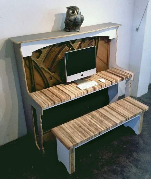 винтажный рабочий стол для компьютера из антикварного пианино