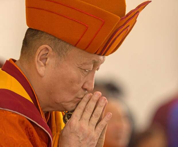 Путин поздравил главу буддийской сангхи РФ с Белым месяцем