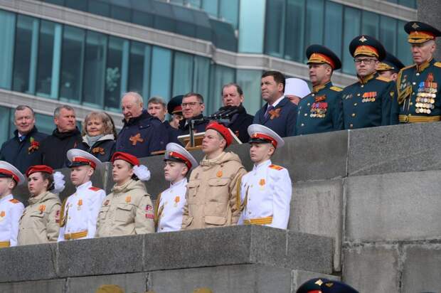 В Екатеринбурге в параде в честь Дня Победы приняли участие 2 тысячи военных