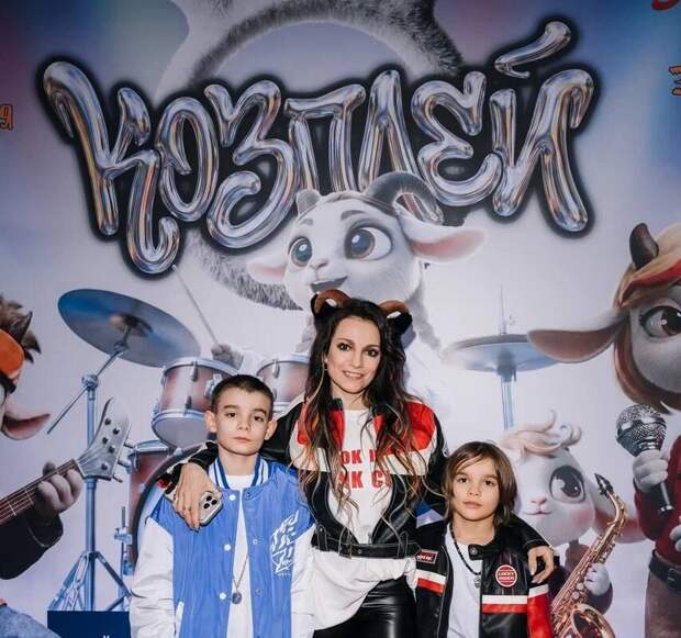 Певица Светлана Светикова появилась на публике с сыновьями