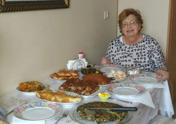 Моя бабушка за столом.