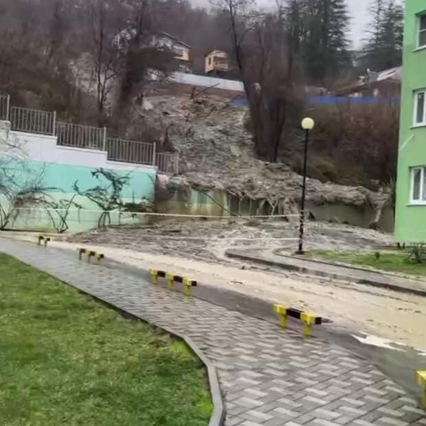 На российском курорте сход селя парализовал движение транспорта