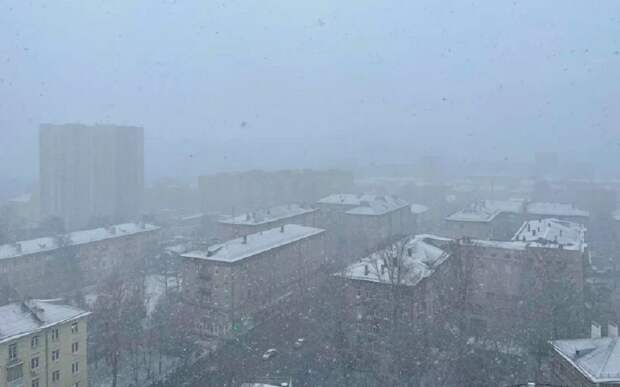 В рязанском доме снег повредил кровлю лоджии