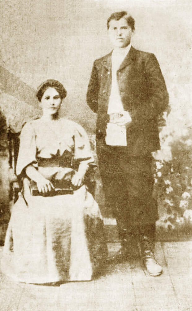 Василий Чапаев и Пелагея Метлина - единственная законная жена героя. Фото 1909 года.