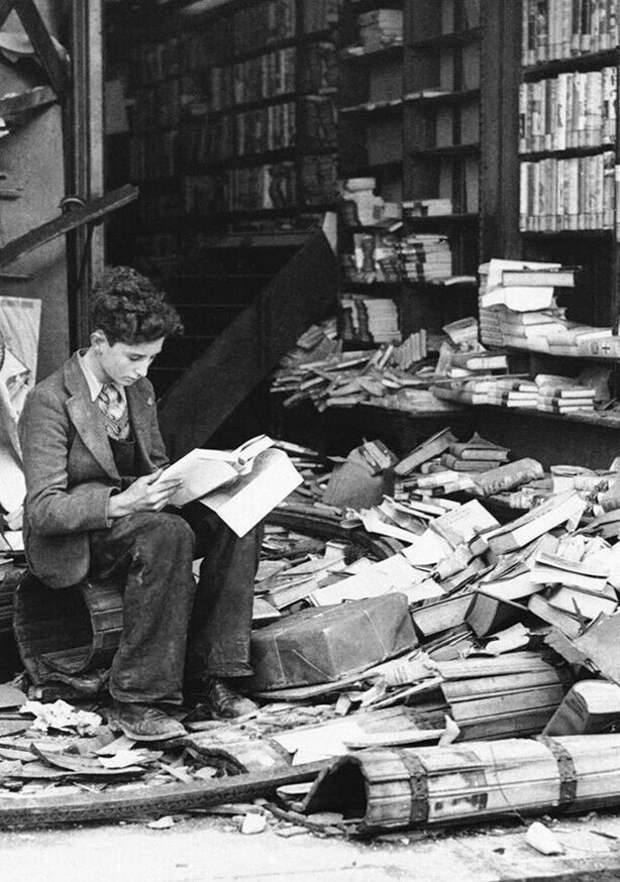 Книжный магазин после воздушного налёта Люфтваффе. Лондон. 8 октября 1940 год.