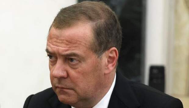 Медведев: ЕС довольно быстро может превратиться во враждебный РФ военный альянс