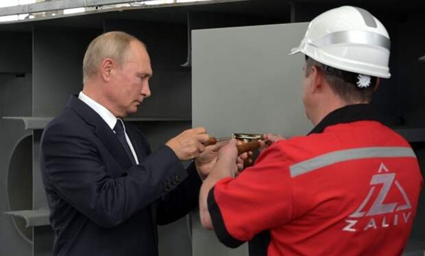 Установка закладной доски универсального десантного корабля «Иван Рогов», керченский  судостроительный заводе «Залив», 20 июля 2020 г.