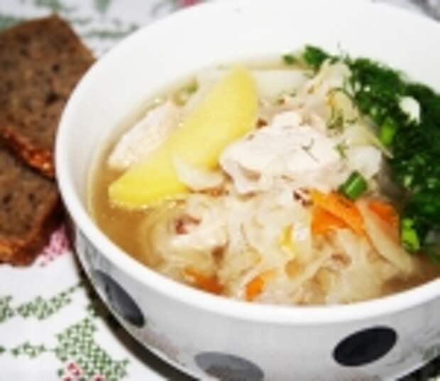 Щи с квашеной капустой, индейкой и копченой колбаской