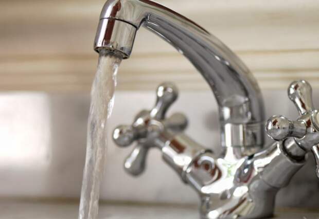 Дистиллированная вода не способна быть проводником электрического тока, поскольку она очищена от примесей / Фото: verywellhealth.com