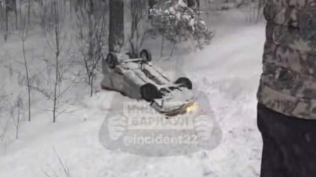 В окрестностях Баюновских Ключей автомобиль перевернулся и съехал в кювет