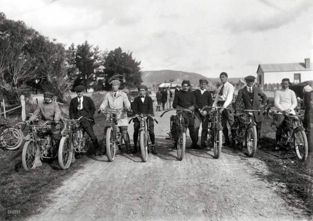 Уличные мотогонщики незадолго до старта (Новая Зеландия, 1920 год) авто, мото, мотоцикл, мотоциклы, олдтаймер, ретро техника, ретро фото, фото