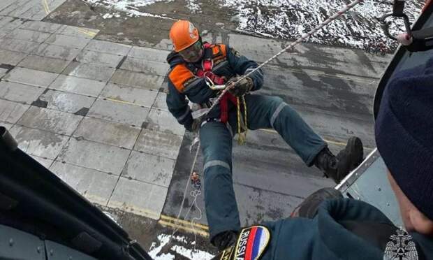 Спасатели Поморья отработали десантирование с вертолёта без парашюта