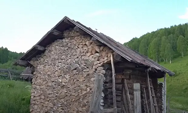 Мужчина живет отшельником на краю Тайги уже больше 50 лет и не обращает внимание на цивилизацию