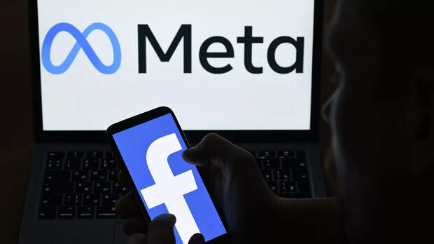 Логотипы компании Facebook и Meta на экранах смартфона и монитора - РИА Новости, 1920, 24.12.2021