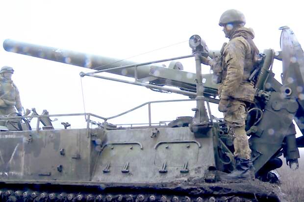 Военные РФ начали устанавливать на танки в зоне СВО новую защиту от дронов