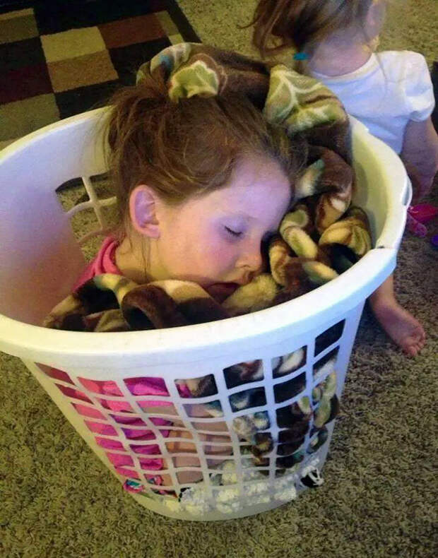 funny-kids-sleeping-anywhere-106-57aacfae443e3__605