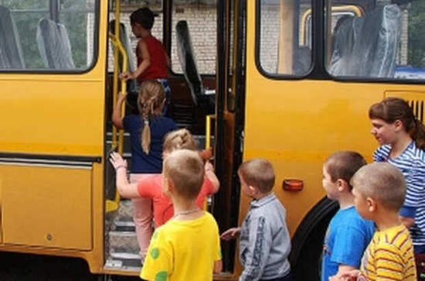 Высадка из автобуса. Школьный автобус дети. Посадка детей в школьный автобус. Сопровождение группы детей. Автобус для перевозки детей.