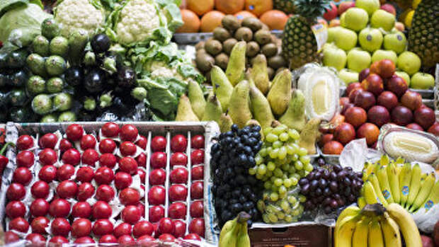 Прилавок с фруктами и овощами на рынке.Архивное фото
