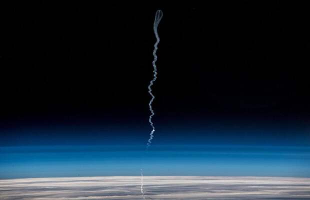 Так из космоса выглядел запуск ракеты «Союз МС-11», 3 декабря 2018. (Фото Alexander Gerst):