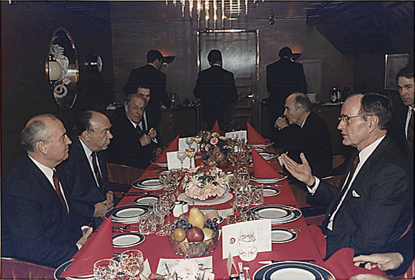 Яковлев, Горбачёв и Джордж Буш на Мальтийской встрече в верхах в декабре 1989 года.