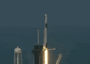 SpaceX впервые запустила астронавтов на космическом корабле Crew Dragon
