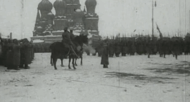 На параде 4 (17) марта 1917 года на Красной площади