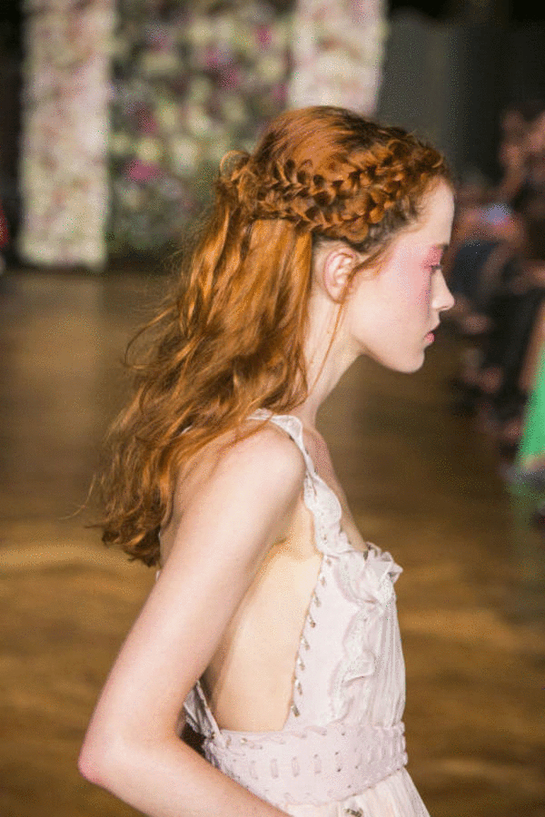 Не до шапки: 5 главных hair-трендов по мотивам Недель моды