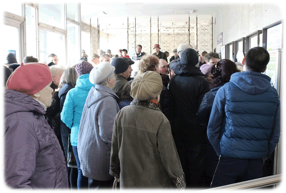 Займу очередь. Очередь к врачу. Очередь в медицине. Очередь в поликлинике зимой. Займи очередь в поликлинике.