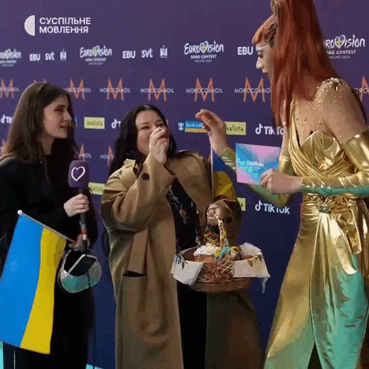 Ужасы Евровидения. Странная украинка бьется яйцами с трансом-ведущим/ей